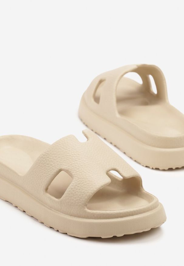 Born2be - Ciemnobeżowe Klapki z Ozdobnymi Wycięciami Kinrela. Okazja: na plażę, na spacer. Kolor: beżowy. Sezon: lato. Styl: klasyczny, elegancki