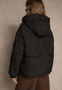 Renee - Czarna Kurtka Puffer z Pikowaniem Kapturem i Kieszonką przy Rękawie Galeida. Okazja: na spacer, na co dzień. Kolor: czarny. Materiał: jeans. Długość: krótkie. Styl: casual #3