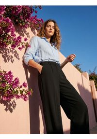 Sinsay - Spodnie wide leg z przeszyciami z domieszką wiskozy - czarny. Kolor: czarny. Materiał: wiskoza