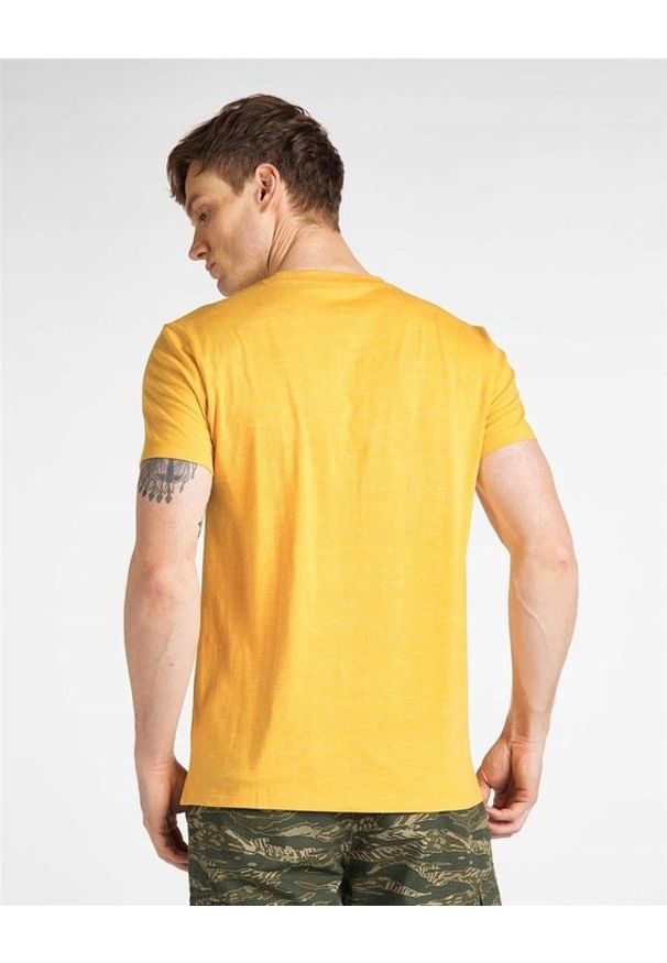 Lee - LEE ULTIMATE POCKET TEE MĘSKI T-SHIRT GOLDEN YELLOW L66JWTNF 112116509