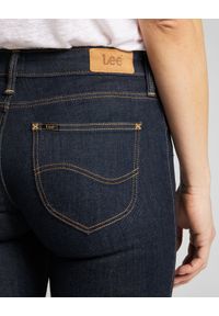 Lee - Spodnie jeansowe damskie LEE SCARLETT RINSE. Okazja: do pracy, na spacer, na co dzień. Kolor: niebieski. Materiał: jeans. Styl: casual #4