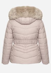 Born2be - Jasnoszara Pikowana Kurtka Zimowa z Paskiem i Kapturem z Futrem z Możliwością Odpięcia Toriella. Okazja: na co dzień. Kolekcja: plus size. Kolor: szary. Długość: długie. Wzór: aplikacja. Materiał: futro. Długość rękawa: długi rękaw. Sezon: zima. Styl: wizytowy, casual, elegancki #5