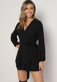 Born2be - Czarna Kopertowa Sukienka Kombinezon Mini z Falbanką Bomina. Kolor: czarny. Materiał: materiał #4