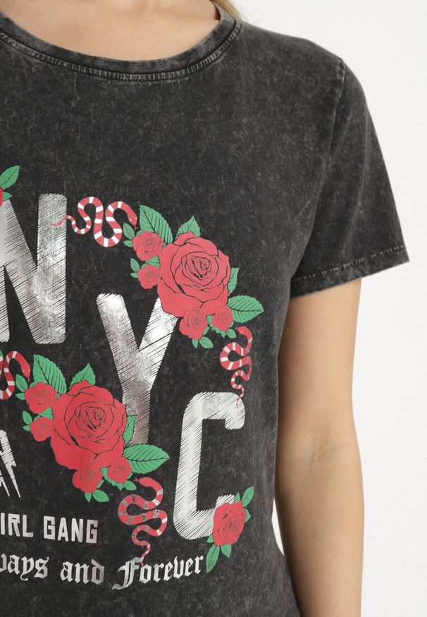 Born2be - Czarny T-shirt z Bawełny Ozdobiony Napisami i Kwiatami Savierele. Okazja: na co dzień. Kolor: czarny. Materiał: bawełna. Wzór: napisy, aplikacja, kwiaty. Styl: klasyczny, casual