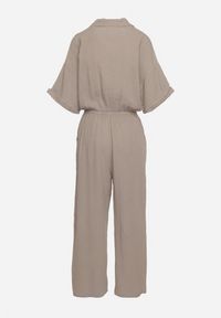 Born2be - Ciemnobeżowy Bawełniany Kombinezon z Koszulową Górą i Prostymi Spodniami Namsore. Kolor: beżowy. Materiał: bawełna. Styl: klasyczny, elegancki #5