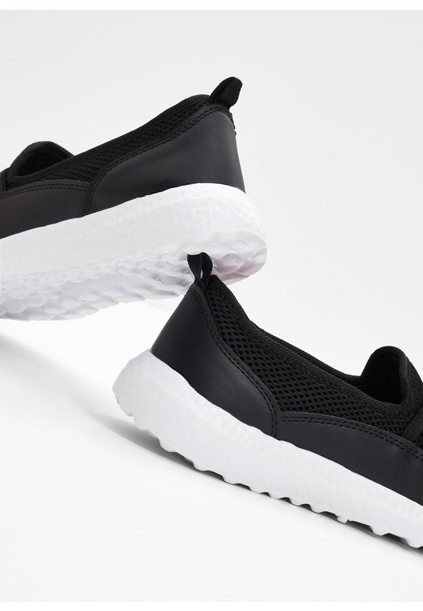 bonprix - Wygodne sneakersy wsuwane z lekką podeszwą. Zapięcie: bez zapięcia. Kolor: czarny