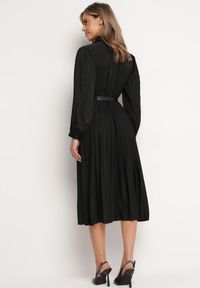 Born2be - Czarna Plisowana Sukienka Midi z Paskiem z Kołnierzykiem i Kieszeniami Themirlla. Kolor: czarny. Wzór: aplikacja. Długość: midi #7