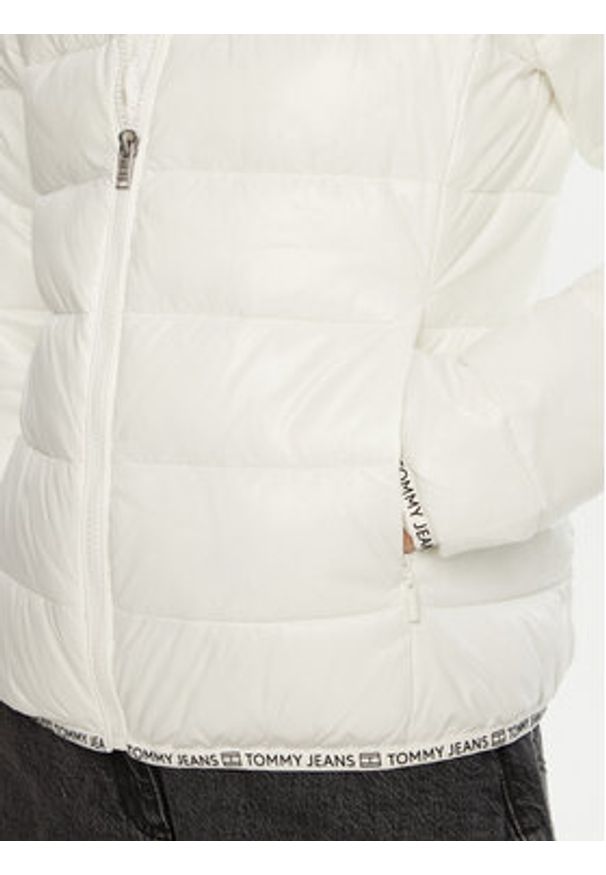 Tommy Jeans Kurtka zimowa Essential DW0DW19312 Écru Regular Fit. Materiał: syntetyk. Sezon: zima