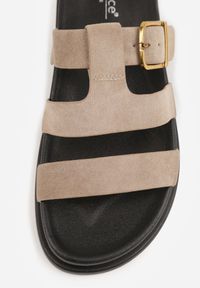 Renee - Ciemnobeżowe Klapki Ozdobione Geometrycznymi Paskami i Metaliczną Klamrą Hossei. Okazja: na co dzień. Kolor: beżowy. Materiał: jeans. Wzór: geometria, aplikacja. Styl: casual, elegancki #5