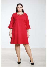 Moda Size Plus Iwanek - Czerwona sukienka Arleta - wyrazista klasyka na każdą okazję PLUS SIZE XXL. Kolekcja: plus size. Kolor: czerwony. Materiał: elastan, tkanina, poliester. Typ sukienki: dla puszystych