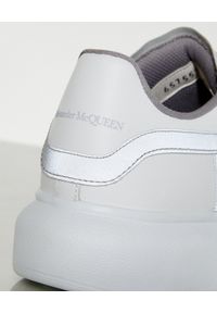 Alexander McQueen - ALEXANDER MCQUEEN - Sneakersy z odblaskowymi detalami. Nosek buta: okrągły. Zapięcie: sznurówki. Kolor: biały. Materiał: guma. Wzór: nadruk #4