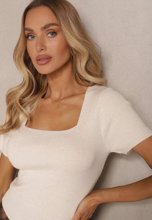 Renee - Beżowa Bluzka z Modalem Wiskozą i Kwadratowym Dekoltem Sanelora. Okazja: na randkę, na co dzień. Typ kołnierza: dekolt kwadratowy. Kolor: beżowy. Materiał: wiskoza. Sezon: lato, wiosna. Styl: elegancki, casual