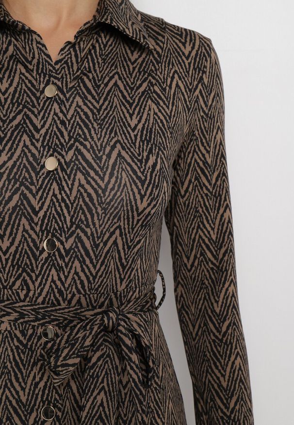 Born2be - Brązowa Rozkloszowana Sukienka Koszulowa z Wiązanym Paskiem Cheresin. Kolor: brązowy. Materiał: materiał. Typ sukienki: koszulowe. Długość: midi