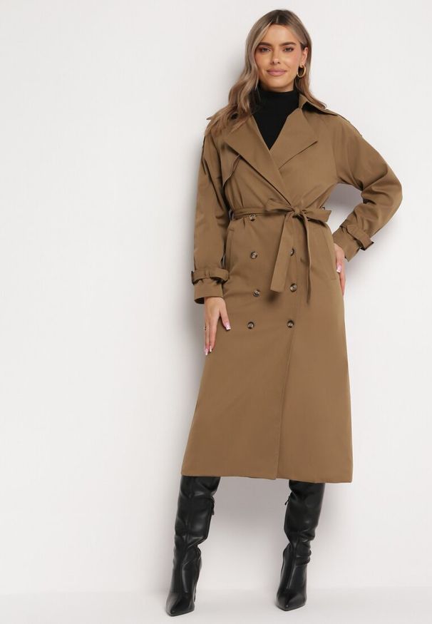 Born2be - Brązowy Długi Płaszcz Trencz Dwurzędowy z Paskiem w Talii Cadenite. Typ kołnierza: kolnierz wykładany. Kolor: brązowy. Długość: długie