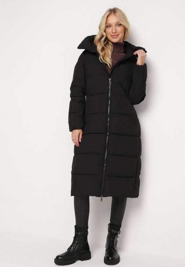 Born2be - Czarna Zimowa Kurtka za Kolano Płaszcz z Szerokim Pikowaniem i Nieodpinanym Kapturem Hressa. Kolor: czarny. Długość: długie. Wzór: aplikacja. Sezon: zima