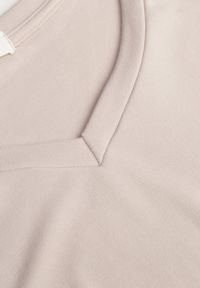 Born2be - Beżowy T-shirt z Wiskozy z Trójkątnym Dekoltem Achiore. Okazja: na co dzień. Kolor: beżowy. Materiał: wiskoza. Styl: casual, klasyczny #2