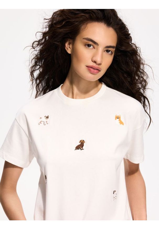 Reserved - Bawełniany T-shirt z haftem - biały. Kolor: biały. Materiał: bawełna. Wzór: haft