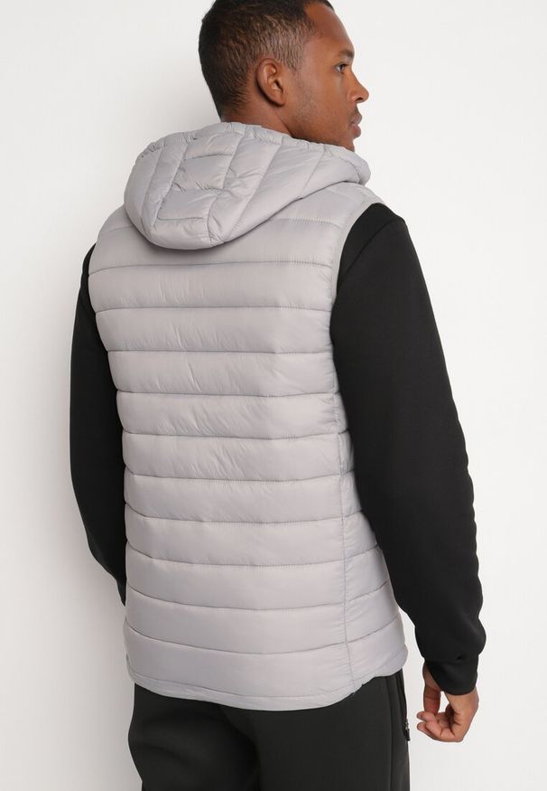 Born2be - Szara Kamizelka z Odpinanym Kapturem Pikowana ze Ściągaczami Wodoodporna Migiel. Okazja: na co dzień. Kolor: szary. Materiał: jeans. Styl: casual, elegancki