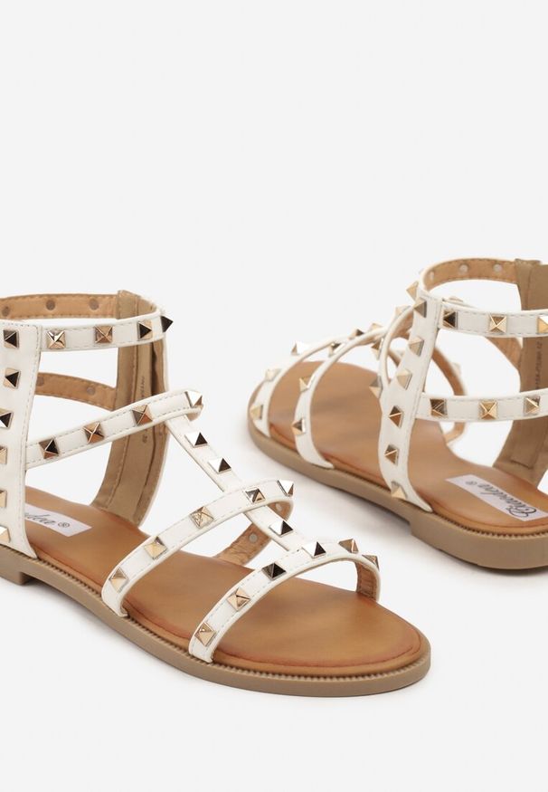 Renee - Białe Sandały w Stylu Gladiatorek ze Zdobieniem z Ćwiekami Tesirea. Okazja: na co dzień. Kolor: biały. Materiał: jeans. Wzór: aplikacja. Obcas: na płaskiej podeszwie. Styl: casual