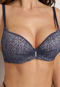 Renee - Granatowy Biustonosz Full Cup Ozdobiony Koronką i Małą Zawieszką z Cyrkonii Nedolse. Kolor: niebieski. Materiał: koronka. Wzór: aplikacja, koronka