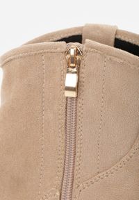 Renee - Ciemnobeżowe Botki Vices w Stylu Kowbojek na Obcasie Vertige. Zapięcie: zamek. Kolor: beżowy. Materiał: jeans. Sezon: jesień. Obcas: na obcasie. Styl: elegancki, rockowy, boho. Wysokość obcasa: średni #7