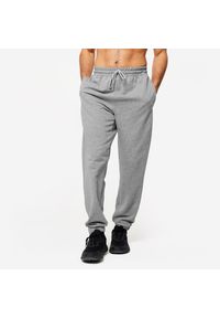 DOMYOS - Spodnie fitness męskie Domyos Gym & Pilates. Kolor: szary. Materiał: bawełna, materiał, poliester, elastan. Wzór: ze splotem. Sport: joga i pilates, fitness