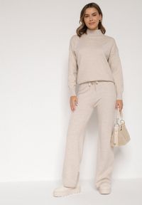 Born2be - Jasnobeżowy Klasyczny Dzianinowy Komplet z Wiskozą Szerokie Spodnie i Sweter Półgolf Reillena. Kolor: beżowy. Materiał: dzianina, wiskoza #2