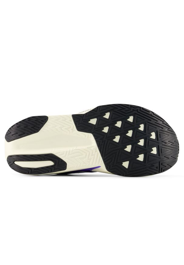 Buty damskie New Balance FuelCell Rebel v5 WFCX8L2 – fioletowe. Kolor: fioletowy. Materiał: guma, syntetyk, materiał. Szerokość cholewki: normalna. Wzór: geometria. Sport: fitness, bieganie