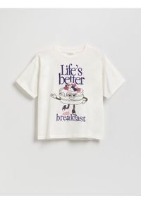 Reserved - T-shirt z haftem - złamana biel. Materiał: bawełna. Wzór: haft