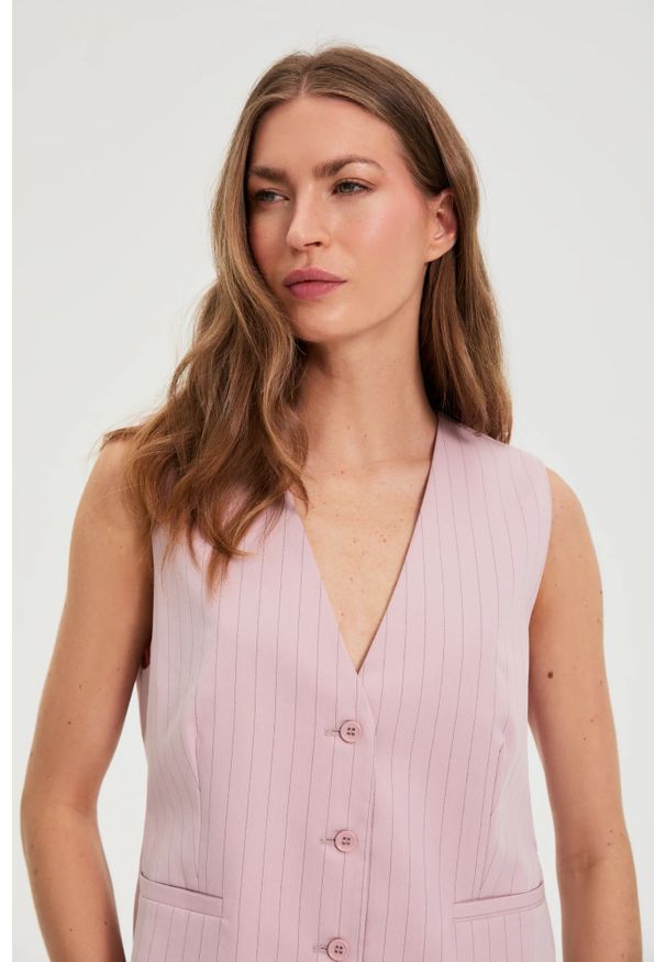MOODO - Kamizelka w delikatne paski różowa. Kolor: różowy. Materiał: poliester, wiskoza, elastan. Wzór: paski