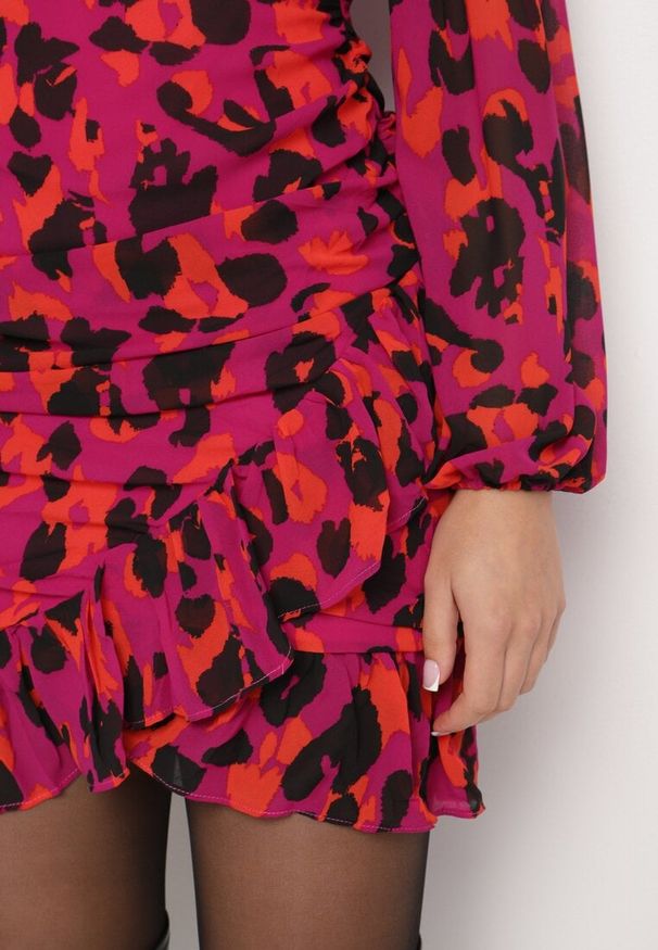 Born2be - Czerwona Panterkowa Kopertowa Sukienka Ozdobiona Marszczeniem i Falbaną Valentica. Okazja: na spacer. Typ kołnierza: dekolt w kształcie V. Kolor: czerwony. Długość rękawa: długi rękaw. Wzór: aplikacja. Sezon: jesień. Typ sukienki: kopertowe. Styl: klasyczny, elegancki