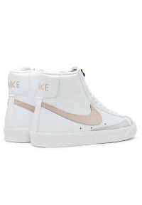 Buty Nike Blazer Mid '77 W CZ1055-118 białe. Okazja: na co dzień. Kolor: biały. Materiał: materiał, skóra, guma. Szerokość cholewki: normalna