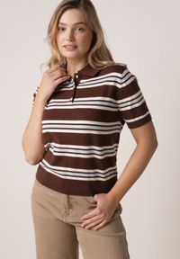 Born2be - Brązowy T-shirt Typu Polo z Wiskozą Ozdobiony Guzikami i Paskami Esefia. Okazja: na co dzień. Typ kołnierza: polo. Kolor: brązowy. Materiał: wiskoza. Wzór: aplikacja. Styl: casual #1