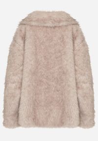 Born2be - Beżowa Dwurzędowa Kurtka Futerko o Fasonie Oversize Asinella. Okazja: na randkę, na spacer, na co dzień. Kolor: beżowy. Materiał: futro. Styl: casual #3