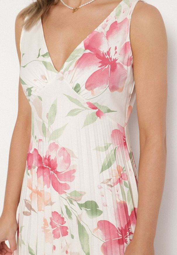 Born2be - Beżowa Sukienka o Rozkloszowanym Kroju z Plisami i Dekoltem w Serek Nitolina. Okazja: na spacer, na co dzień. Typ kołnierza: dekolt w serek. Kolor: beżowy. Materiał: jeans. Długość rękawa: na ramiączkach. Typ sukienki: rozkloszowane. Styl: casual