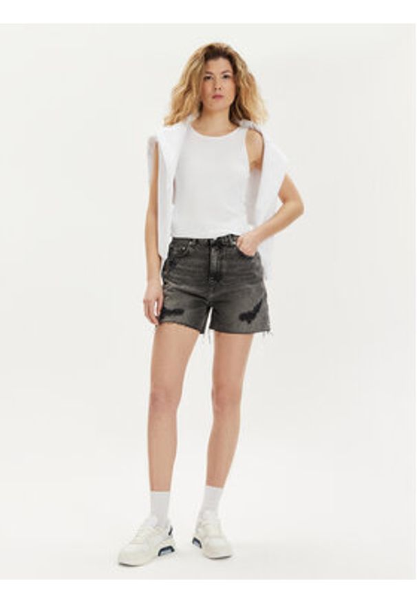 Tommy Jeans Szorty jeansowe DW0DW17652 Szary Mom Fit. Kolor: szary. Materiał: bawełna