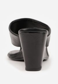 Born2be - Czarne Klapki na Koturnie w Stylu Japonek Lynnless. Okazja: na co dzień. Kolor: czarny. Obcas: na koturnie. Styl: elegancki, klasyczny, casual #9