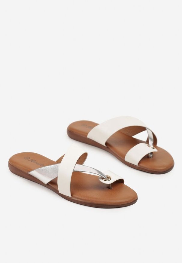 Born2be - Białe Klapki z Metaliczną Ozdobą Nevonia. Okazja: na co dzień, na plażę. Kolor: biały. Wzór: aplikacja. Sezon: lato. Obcas: na obcasie. Styl: elegancki, klasyczny, casual. Wysokość obcasa: niski