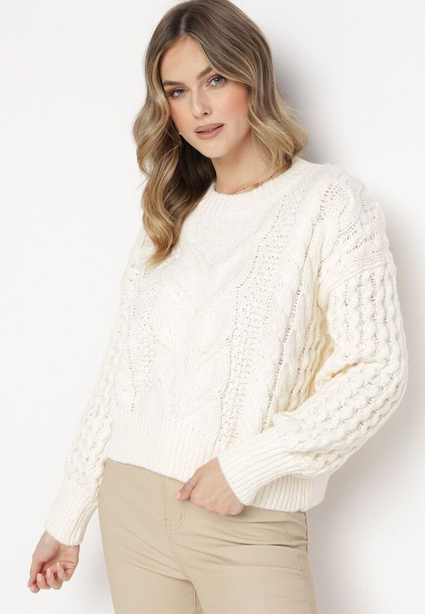 Born2be - Jasnobeżowy Sweter z Bawełną i Wełną z Warkoczykowym Splotem Venqille. Kolor: beżowy. Materiał: wełna, bawełna. Wzór: ze splotem