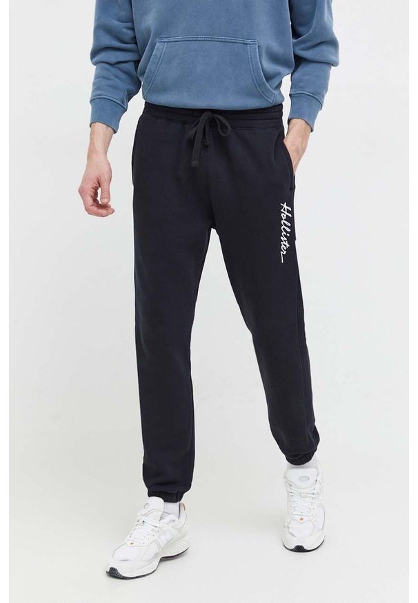 Hollister Co. spodnie dresowe kolor czarny z aplikacją. Kolor: czarny. Materiał: dresówka. Wzór: aplikacja