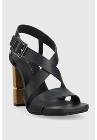 TOMMY HILFIGER - Tommy Hilfiger sandały skórzane HARDWARE BLOCK HIGH HEEL kolor granatowy FW0FW07016. Zapięcie: klamry. Kolor: niebieski. Materiał: skóra. Wzór: gładki. Obcas: na obcasie. Wysokość obcasa: średni #5