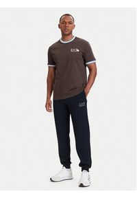 EA7 Emporio Armani T-Shirt 7M002131 AF12957 U6027 Brązowy ciemny Regular Fit. Kolor: brązowy. Materiał: bawełna #5