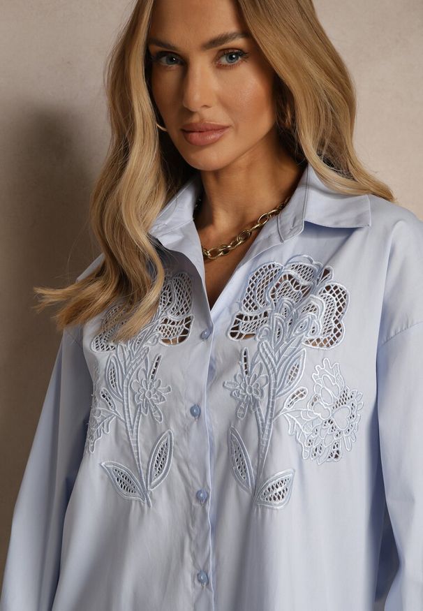 Renee - Jasnoniebieska Koszula Oversize z Bawełny z Ażurowymi Zdobieniami z Motywem Kwiatowym Voesia. Okazja: na co dzień. Kolor: niebieski. Materiał: bawełna. Długość rękawa: długi rękaw. Długość: długie. Wzór: aplikacja, ażurowy, kwiaty. Styl: casual, elegancki