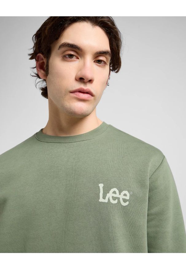Lee - MESKA BLUZA LEE WOBBLY LEE SWS OLIVE STONE 112371911. Okazja: na co dzień. Materiał: poliester, bawełna, materiał, dzianina, jeans, skóra, polar. Sezon: zima. Styl: klasyczny, casual