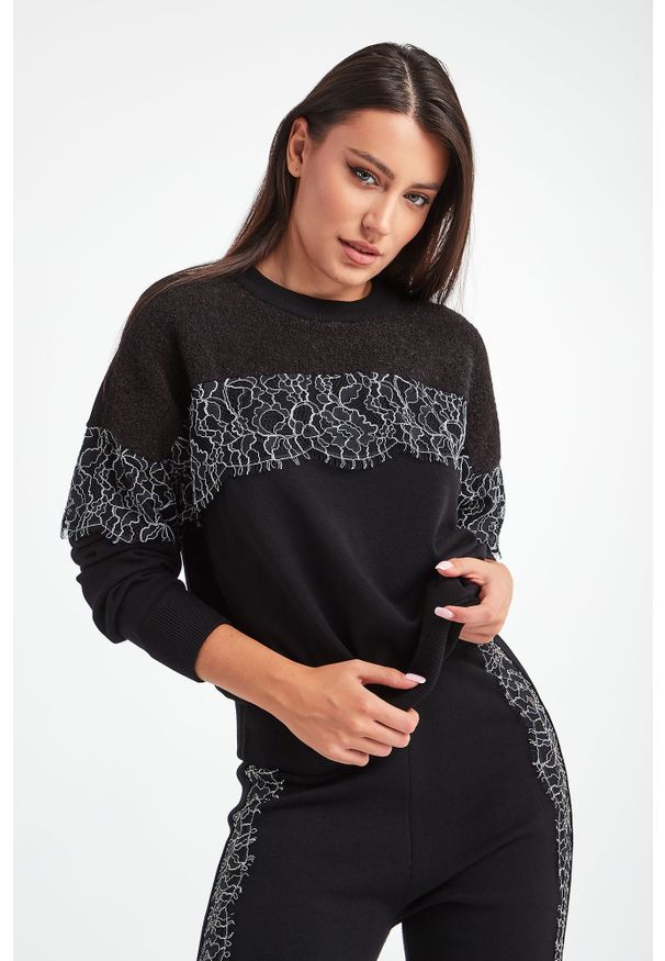 Twinset U&B - Sweter TWINSET U&B. Okazja: na co dzień. Materiał: koronka, dzianina. Wzór: koronka, aplikacja. Styl: casual