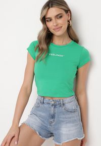 Born2be - Zielony Dopasowany T-shirt Cropped z Napisem z Pzodu Yaloena. Okazja: na co dzień. Kolor: zielony. Materiał: jeans, materiał. Wzór: napisy. Styl: casual, elegancki, wizytowy #6