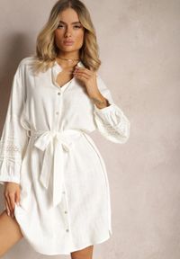 Renee - Biała Sukienka Koszula z Haftowanym Rękawem Wiązana w Pasie Passacalia. Okazja: na co dzień. Kolor: biały. Materiał: skóra, materiał. Wzór: haft. Typ sukienki: koszulowe. Styl: klasyczny, elegancki, casual #4