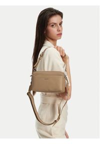 Calvin Klein Torebka Ck Must Convertible Camera Bag K60K612901 Beżowy. Kolor: beżowy. Materiał: skórzane #6