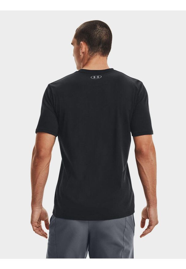 Under Armour - Koszulka fitness męska UNDER ARMOUR 1329582 z krótkim rękawem. Kolor: czarny. Długość rękawa: krótki rękaw. Długość: krótkie. Sport: fitness