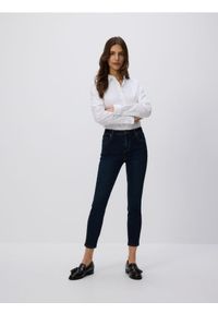 Reserved - Jeans slim fit mid rise - granatowy. Kolor: niebieski